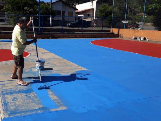 VEREADOR PINTA QUADRA DE ESPORTES EM ÁGUAS DA PRATA