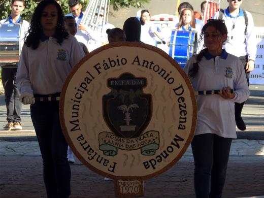 FANFARRA FÁBIO DEZENA SE APRESENTA NO “7 DE SETEMBRO” DE DIVINOLÂNDIA