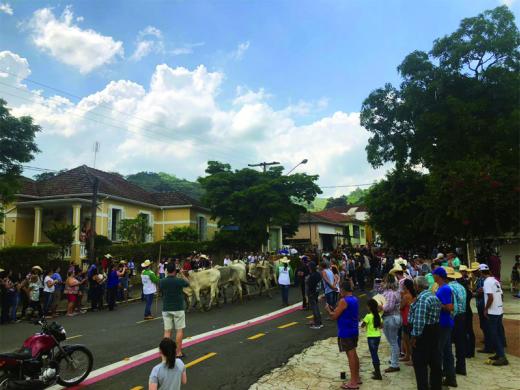 DESFILE DE CAVALEIROS E AMAZONAS ACONTECEU NESTE DOMINGO