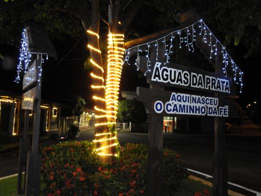 ÁGUAS DA PRATA, ÁGUAS DE LUZ: CIDADE ESTÁ ILUMINADA PARA RECEBER 2020