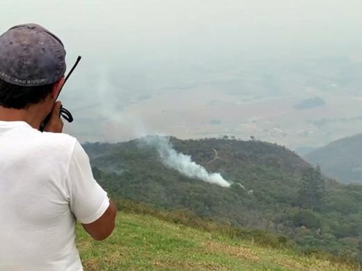 PREFEITURA PARTICIPA DO COMBATE AO FOGO NO PICO DO GAVIÃO