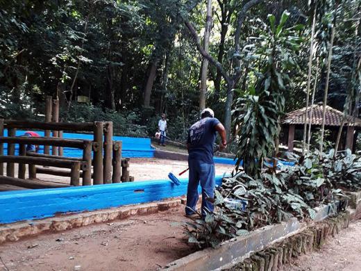 PREFEITURA PROMOVE LIMPEZA NO BOSQUE QUE É UMA ÁREA DO ESTADO