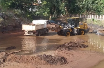“PISCINA DO BOI” PASSA POR DESASSOREAMENTO COM RETIRADA 50 TONELADAS DE SEDIMENTOS 