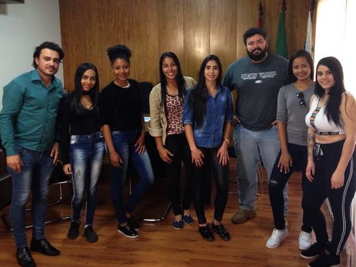 PREFEITO RECEPCIONA PARTE DA EQUIPE DE FUTSAL FEMININO