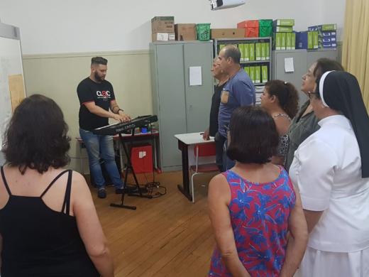 AULAS DE CANTO E CORAL ACONTECEM AS QUINTAS NO ÁUREA SOARES
