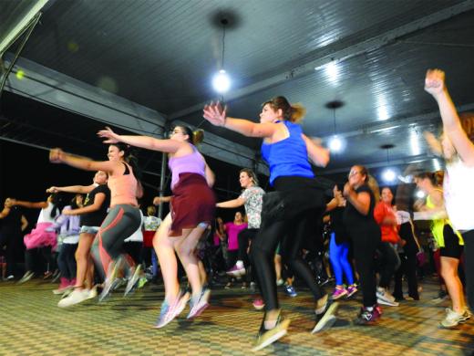 AULA DE ZUMBA É SUCESSO DE PÚBLICO NA ESTAÇÃO DE ÁGUAS DA PRATA