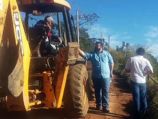 PREFEITO SUPERVISIONA OBRAS NA ESTRADA DO SÃO ROQUE