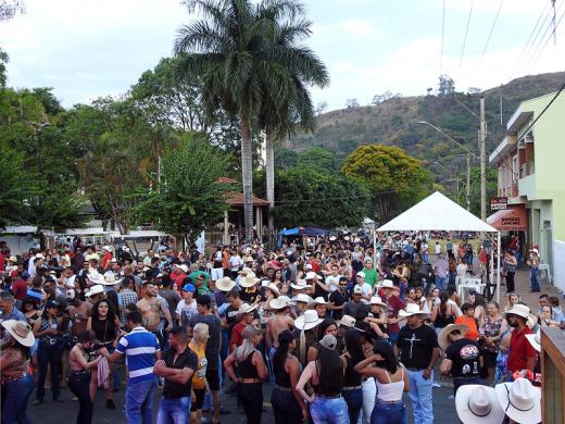 VACA BRAVA E DESFILE DE CAVALEIROS FECHAM FIM DE SEMANA DE FESTA