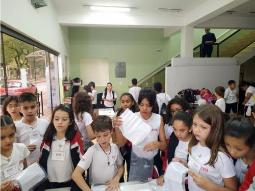 ALUNOS DO SESI VISITAM BIBLIOTECA DE ÁGUAS DA PRATA E RÁDIO PRATA