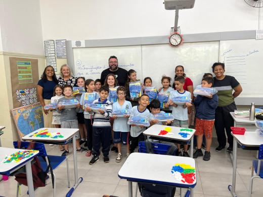 PREFEITURA ENTREGA KITS DE MATERIAL ESCOLAR NAS ESCOLAS MUNICIPAIS