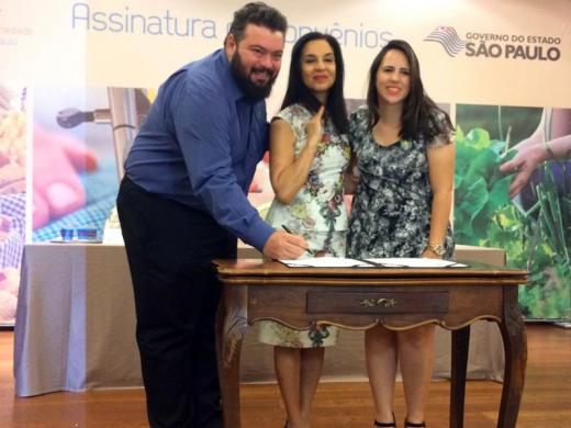 PREFEITO E PRIMEIRA DAMA ASSINAM CONVÊNIOS EM LIMEIRA