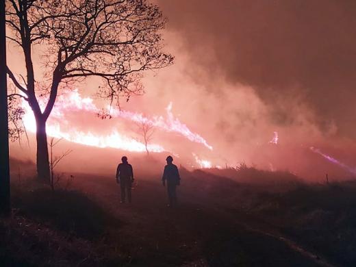 INCÊNDIO NO MORRO DO ANTIGO TELEFÉRICO JÁ ESTÁ CONTROLADO