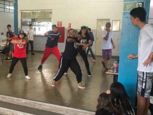 CRAS DE ÁGUAS DA PRATA INICIA AULAS DE HIP HOP NO ÁUREA SOARES