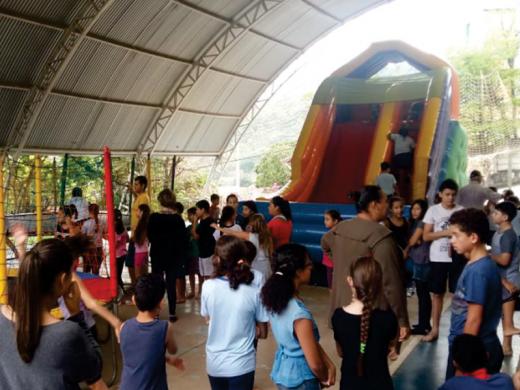 FESTA DAS CRIANÇAS TEVE BRINQUEDOS E PICOLÉS NAS ESCOLAS DA CIDADE