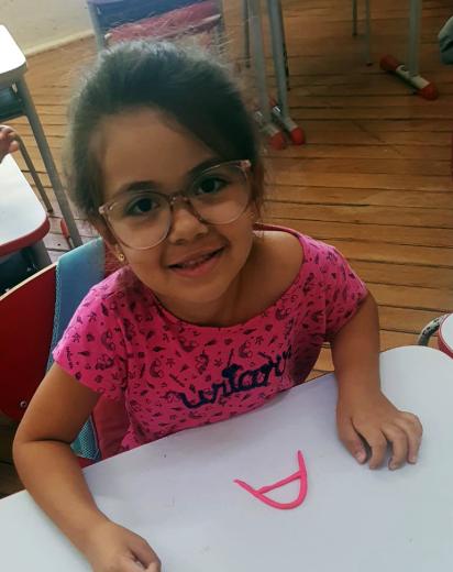CRIANÇAS DA EMEB ÁUREA SOARES APRENDEM BRINCANDO COM MASSINHA