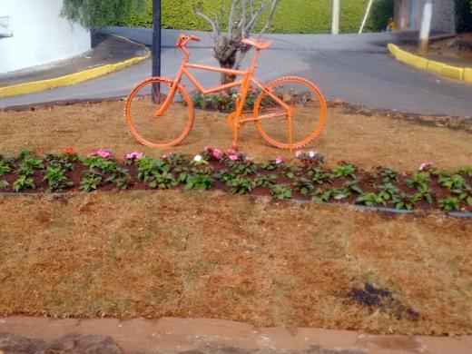 PREFEITO, EMPRESÁRIO E VEREADOR ADOTAM PRAÇA EM ÁGUAS DA PRATA