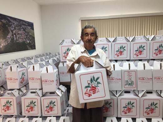 PREFEITURA ENTREGA KITS NATALINOS PARA COLABORADORES