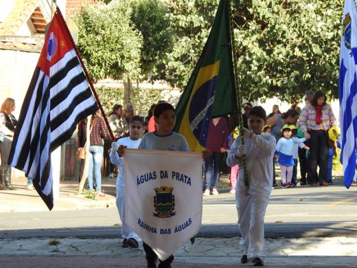 DESFILE CÍVICO MARCA AS COMEMORAÇÕES DOS 83 ANOS DE ÁGUAS DA PRATA