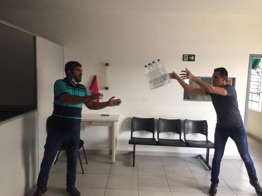 ÁGUAS SOLIDÁRIAS: ENGARRAFADORAS DOAM ÁGUA PARA A SANTA CASA
