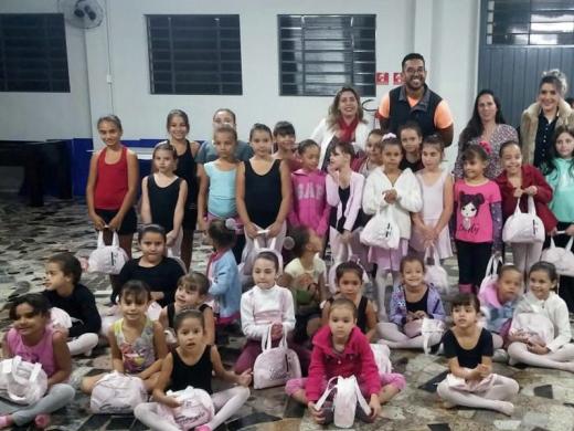 BAILARINAS DO CURSO DE DANÇA RECEBEM KITS PARA TREINOS