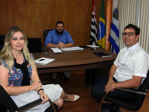 PADRE ALEX CAROSSI VISTA PREFEITO E FALA SOBRE PARCERIAS