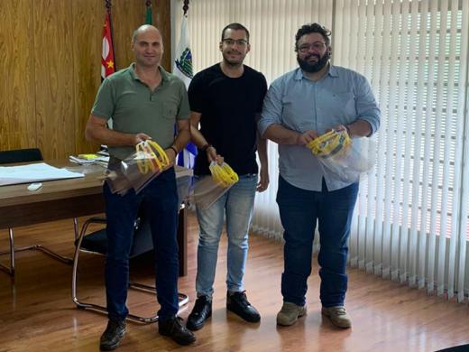 JOVEM DOA MÁSCARAS FEITAS EM 3D PARA PROFISSIONAIS DA SAÚDE