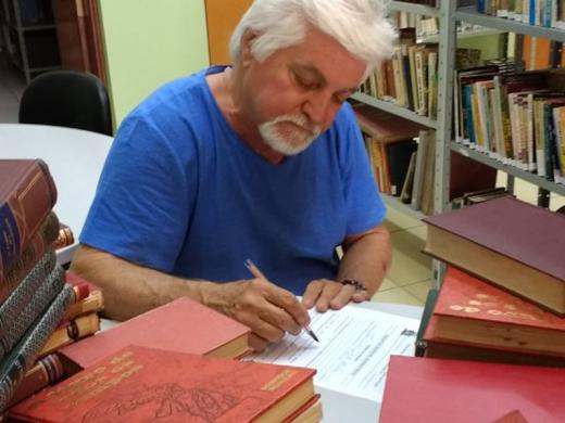 PROFESSOR DOA 200 LIVROS PARA A BIBLIOTECA DE ÁGUAS DA PRATA