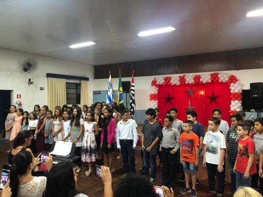 EMEB ÁUREA SOARES FORMA TURMA DOS QUINTOS ANOS EM NOITE ESPECIAL