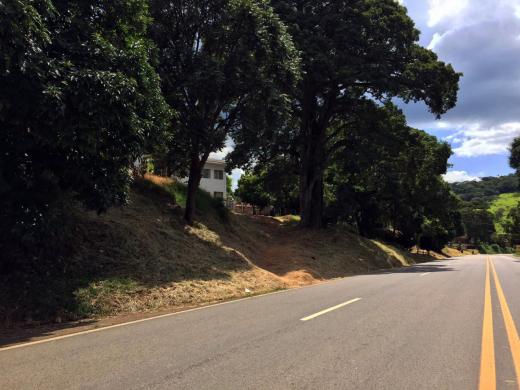 SECRETARIA DE OBRAS CONTINUA O TRABALHO DE LIMPEZA NA CIDADE