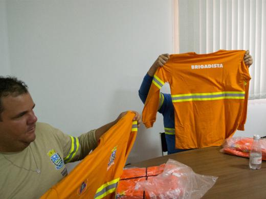 BRIGADISTAS RECEBEM UNIFORMES NOVOS PARA O TRABALHO