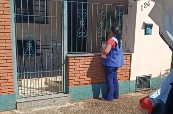 ACAMADOS E PESSOAS COM DIFICULDADE DE LOCOMOÇÃO RECEBEM IMUNIZAÇÃO CONTRA A GRIPE EM DOMICÍLIO