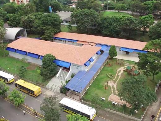 PREFEITO RECEBE ALUNOS DO ÁUREA SOARES QUE GANHOU TELHADO NOVO