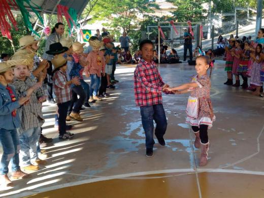 ALUNOS FAZEM A FESTA NOS ‘ARRAIÁS’ PELAS ESCOLAS PRATENSES