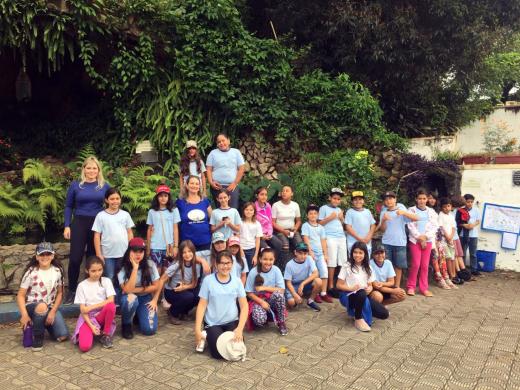 ESTUDANTES FIXAM CARTAZES SOBRE PRESERVAÇÃO DA ÁGUA
