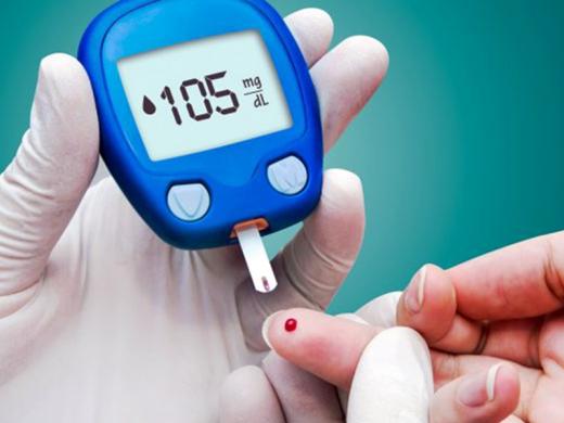 PREFEITURA PROMOVE MEDIÇÃO DE PRESSÃO E DIABETES NA PRAÇA