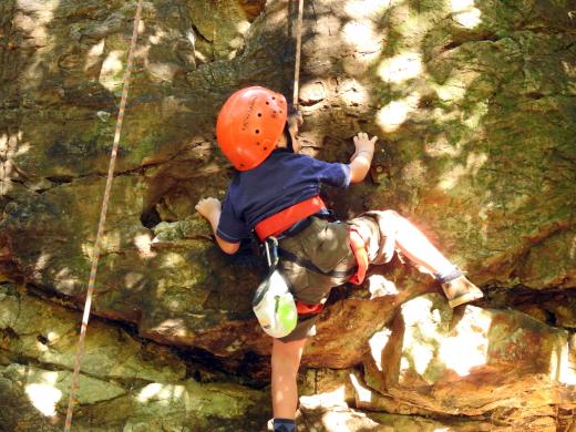 CRIANÇAS ESCALAM PAREDÃO DA PEDRA DO BOI EM ÁGUAS DA PRATA