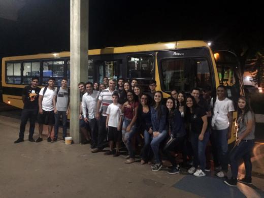VICE PREFEITO E CHEFE DE GABINETE CUMPRIMENTAM ALUNOS UNIVERSITÁRIOS