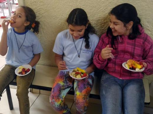 ATIVIDADE COM FRUTAS MARCA O INICIO DO OUTONO NAS ESCOLAS