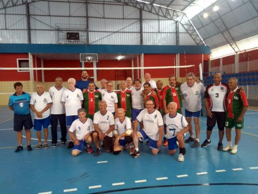 VÔLEI ADAPTADO JOGA EM COMEMORAÇÃO AO DIA DO TRABALHADO