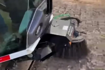 VARREDEIRA MECÂNICA É RECUPERADA E VOLTA A AUXILIAR A LIMPEZA DAS VIAS PÚBLICAS 