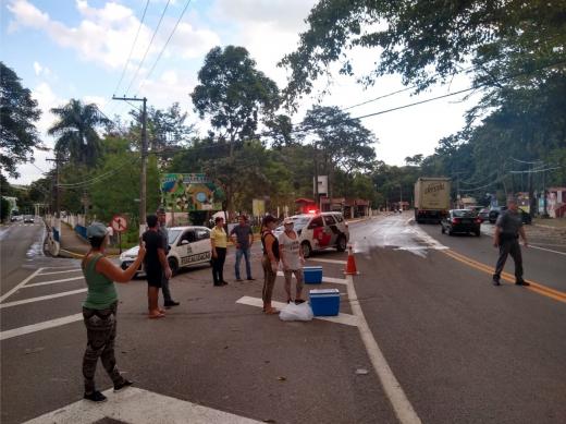 VOLUNTÁRIOS DISTRIBUEM LANCHES PARA CAMINHONEIROS NA CIDADE