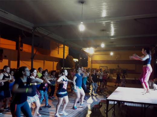 ÚLTIMA ZUMBA DO ANO EM ÁGUAS DA PRATA DISTRIBUIU ALEGRIA E PRESENTES