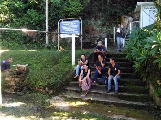 MUTIRÃO SOCIAL CONHECE NASCENTE MODELO COM PESSOAL DO MEIO AMBIENTE