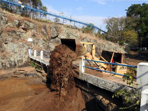 PREFEITURA FAZ O DESASSOREAMENTO DA PISCINA DO BOI