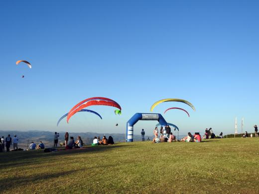 PRIMEIRO DIA DE CAMPEONATO DE PARAPENTE NO PICO FOI MOVIMENTADO