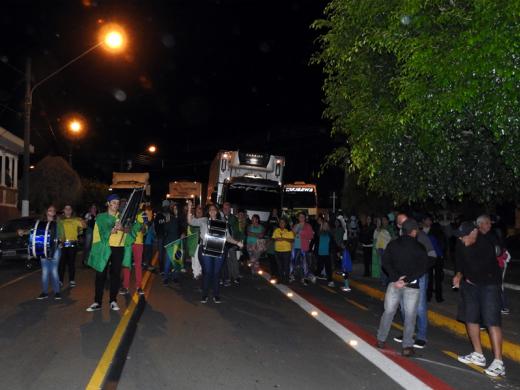 PRATENSES FAZEM MANIFESTAÇÃO PACÍFICA POR RUAS DA CIDADE