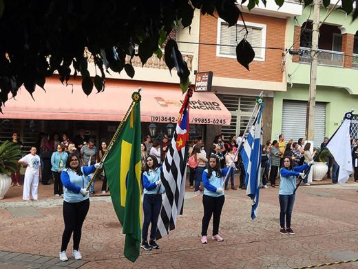 VAN PARA TRANSPORTE DE PACIENTES É ANUNCIADA NO DESFILE DE 84 ANOS