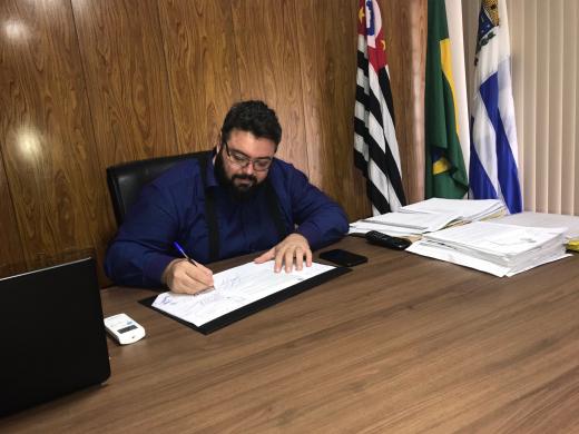 AMIGO DA PESSOA IDOSA: PREFEITO ASSINA TERMO DE ADESÃO AO PROGRAMA