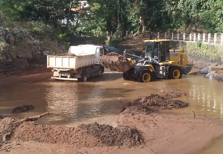 “PISCINA DO BOI” PASSA POR DESASSOREAMENTO COM RETIRADA 50 TONELADAS DE SEDIMENTOS 