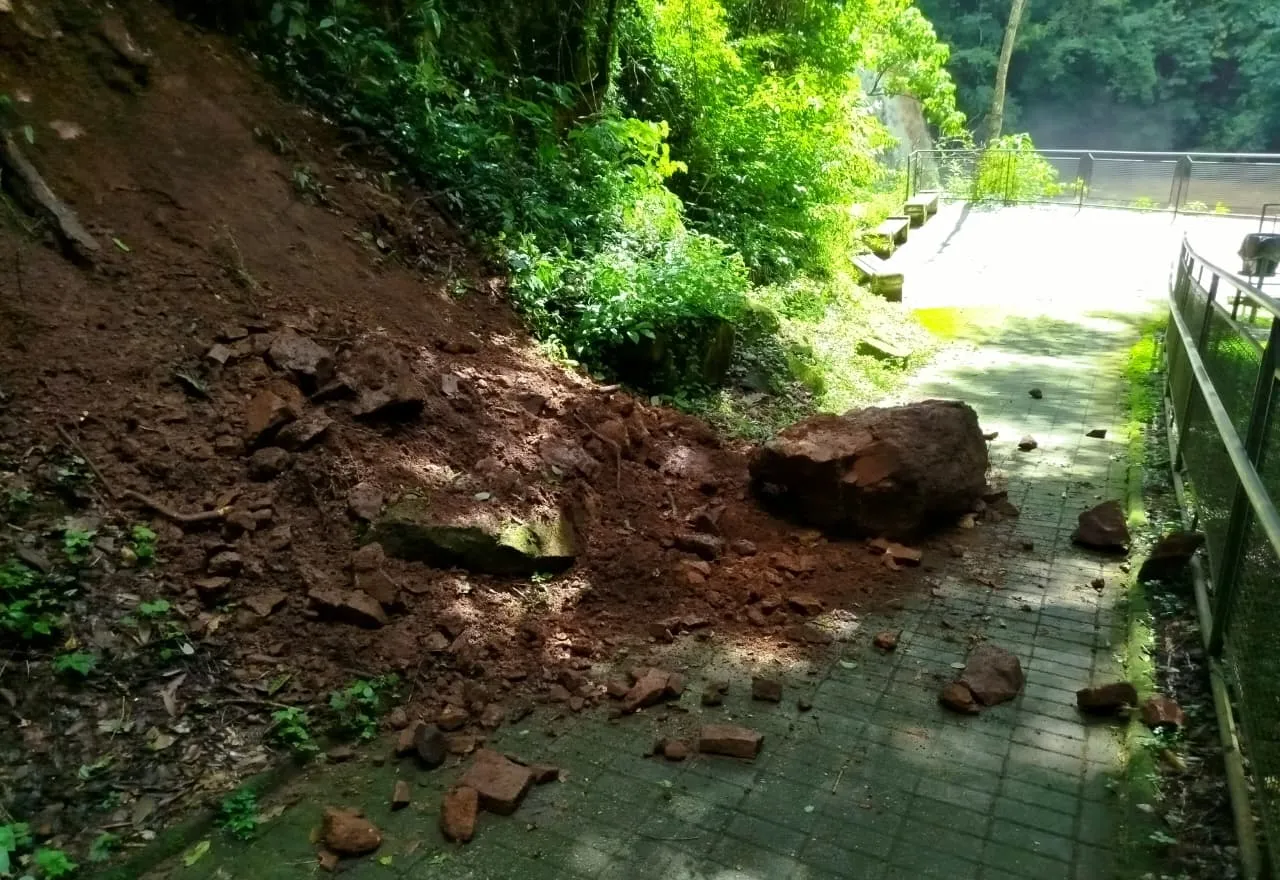 PEDRA DESLIZA E COMPROMETE ACESSO À CASCATINHA NESTE DOMINGO